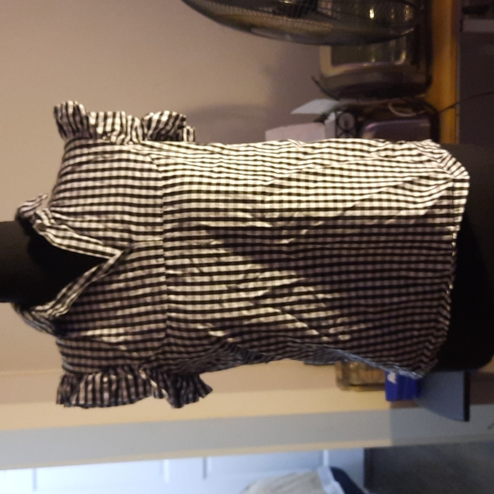 Cute sleevless shirt